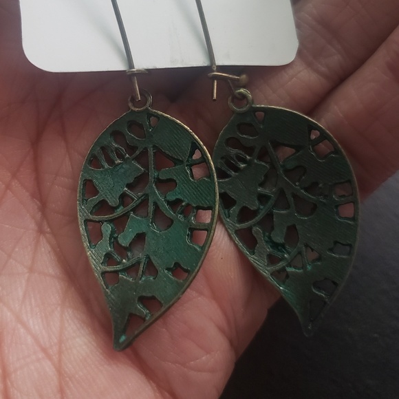 VINTAGLE HOLLOW LEAF DANGLE EARRINGS - Picture 6 of 6